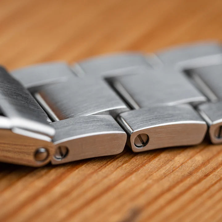 Stainless steel bracelet link screws close-up – Marathon TSAR 41mm